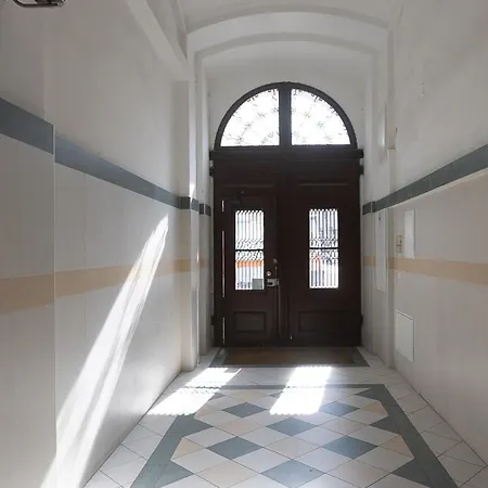 In The Center Of Daire Trieste
